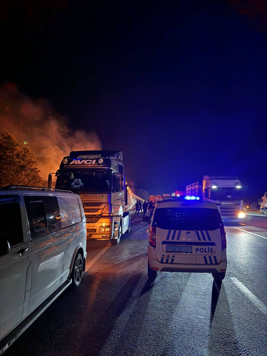 Konya’da korkutan anlar! Şehirlerarası yolda alev alev yandı 13